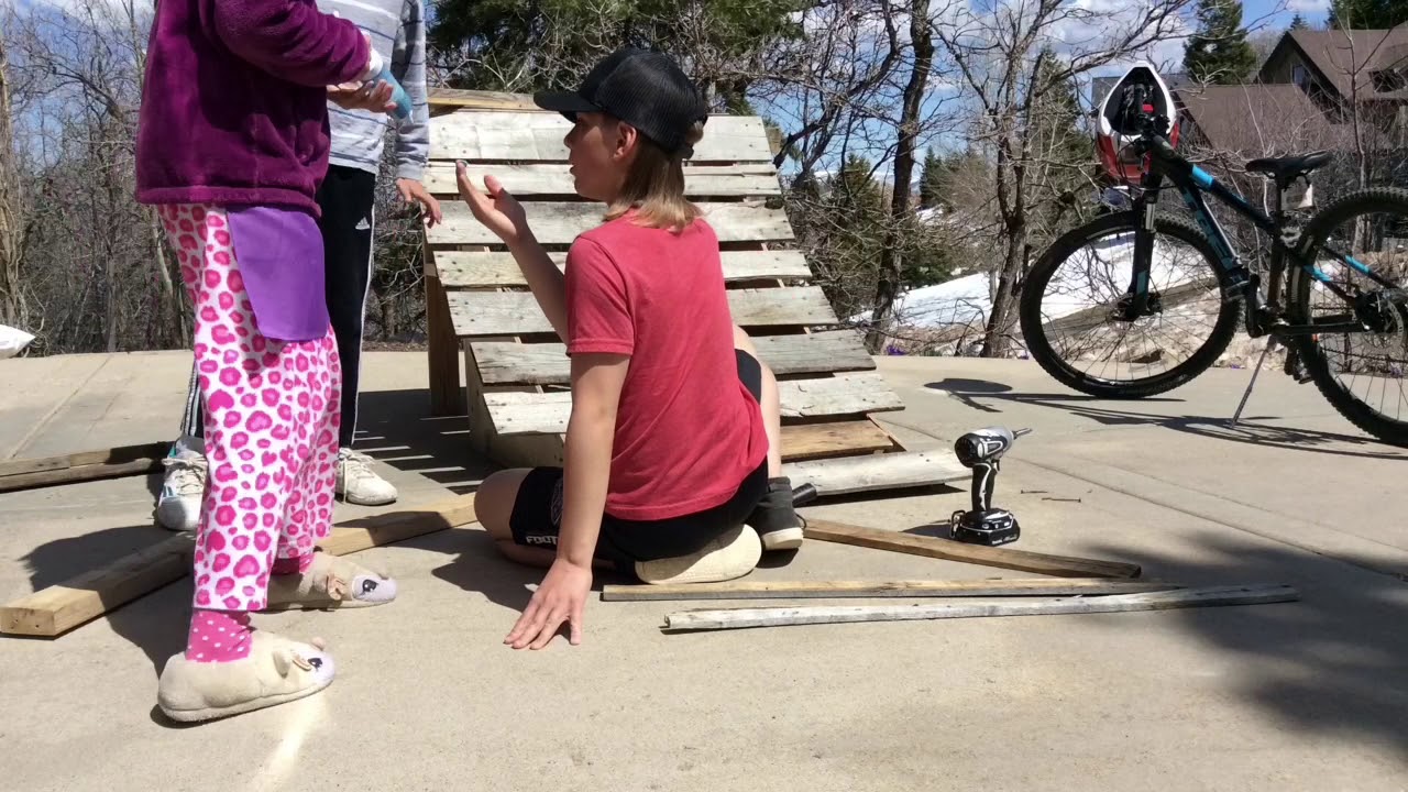 😱SKETCHY Quarter Pipe and Ramp Build😱