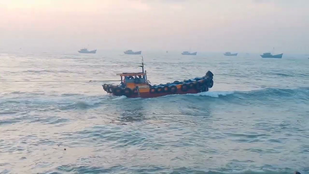 tàu cá công suất, lớn ra cửa biển Lagi ,sợ gặp nguy hiểm