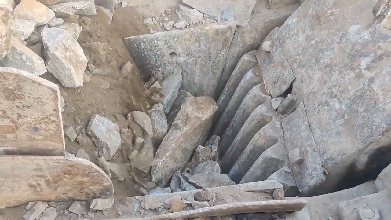 Crusher Machine Struggling with Huge Rock #stonecrusher 