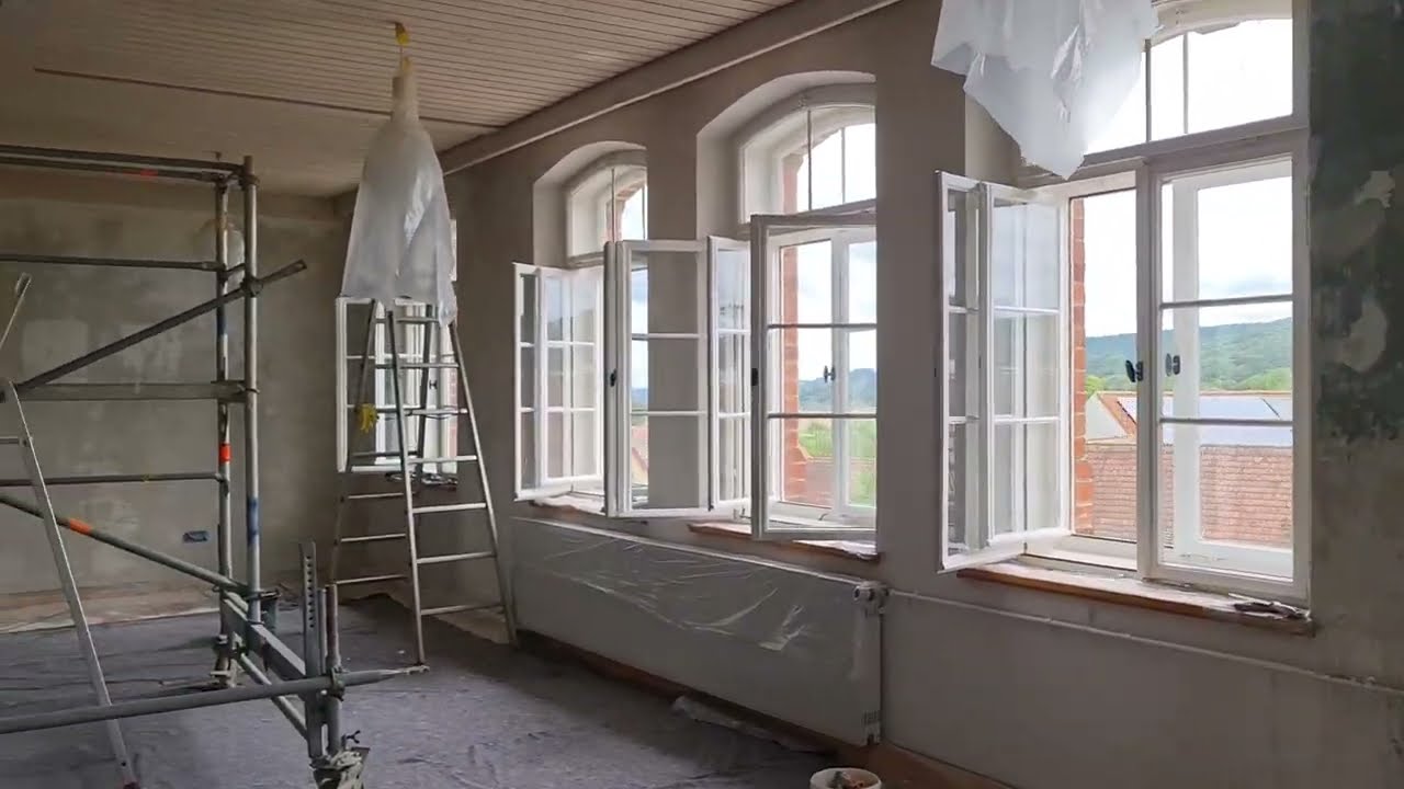Renovierungen im Gemeindehaus Steinach Ens  - Aktion Leimfarbe abwaschen
