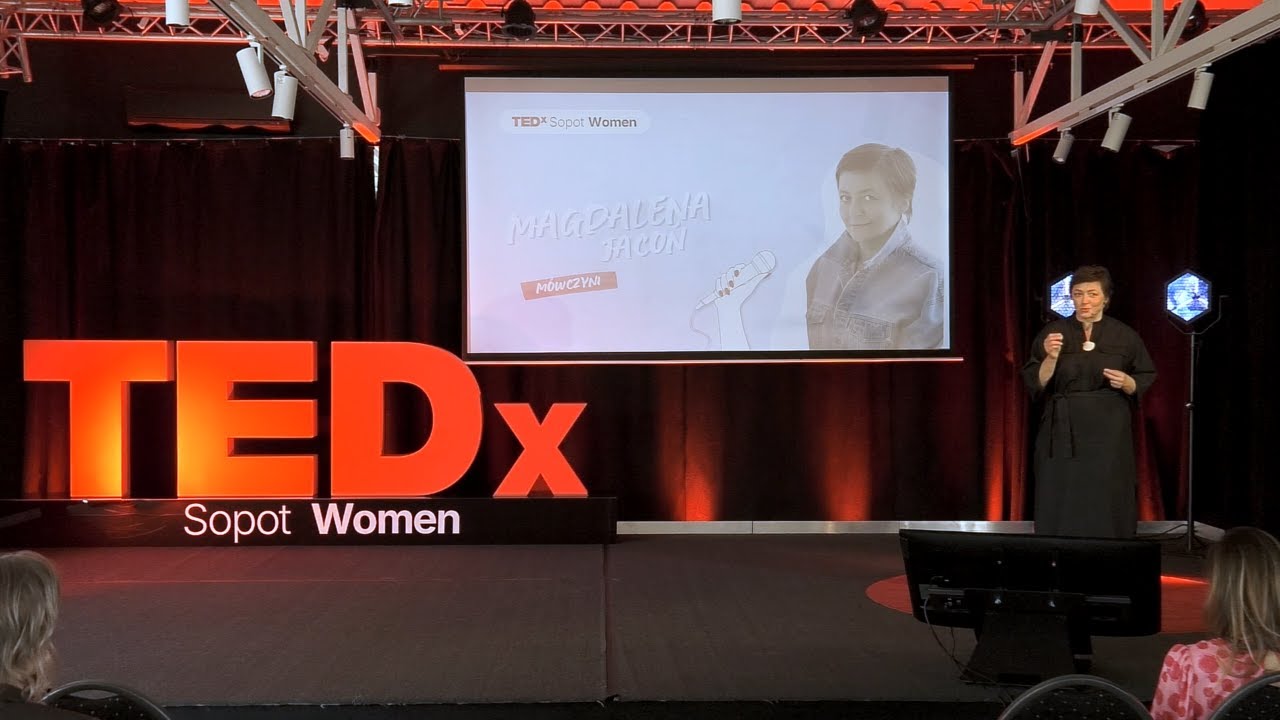 Sztuczna szczęka w piasku.  | Magdalena Jacoń | TEDxSopot Women