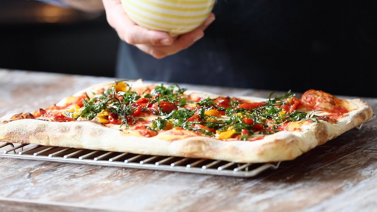 Pizza - Rucola, Kirschtomaten und Parmesan
