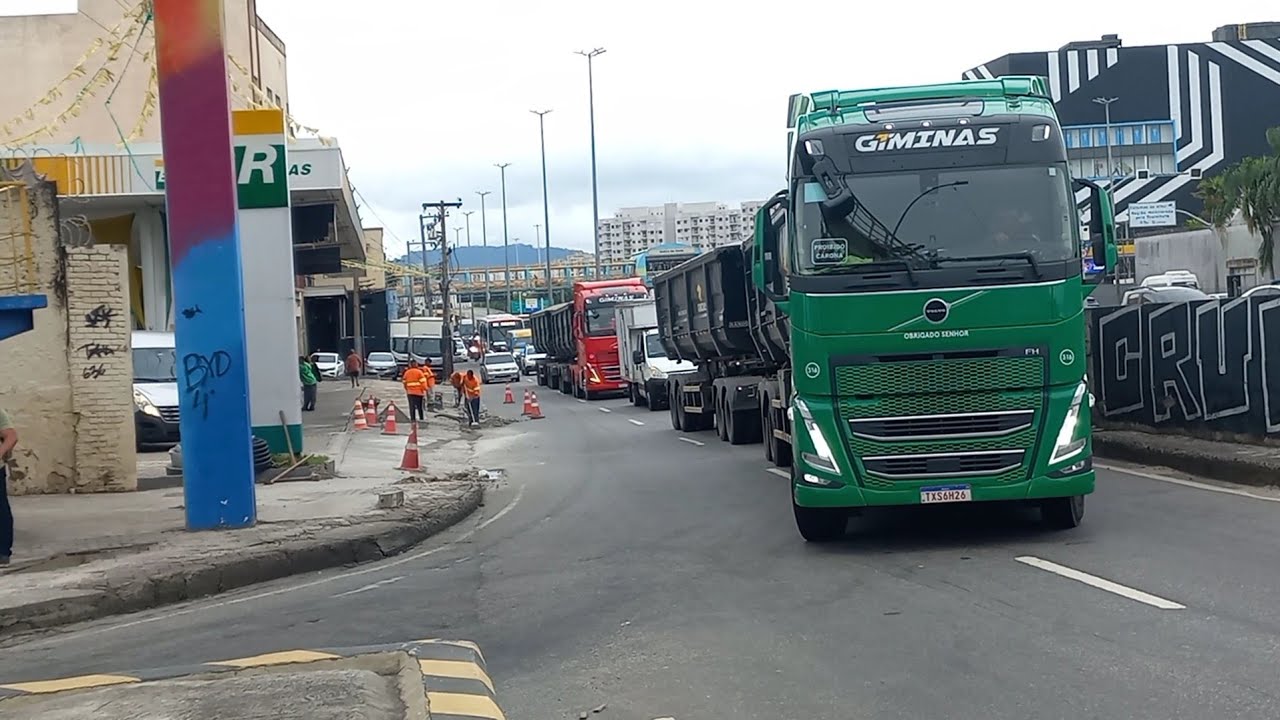 COMO ASSIM! CAMINHÕES MUITO PESADOS NA AVENIDA...