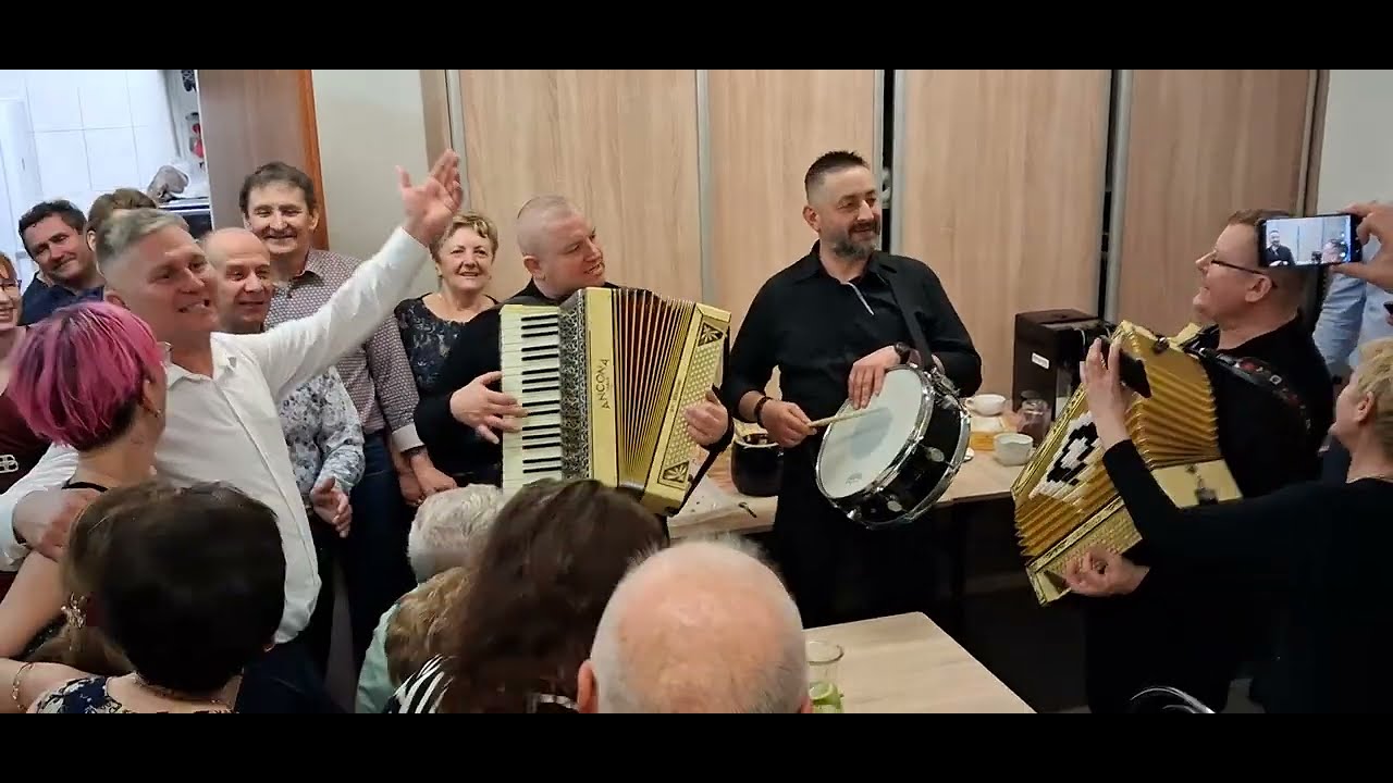 Wspólne śpiewanie z Kapelą Roland w Woli Soleckiej