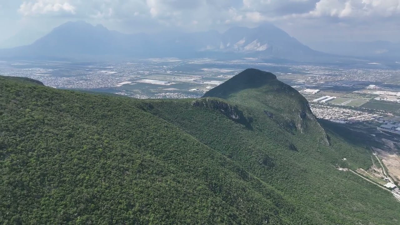 Vuelo de dron por el cerro del topo chico