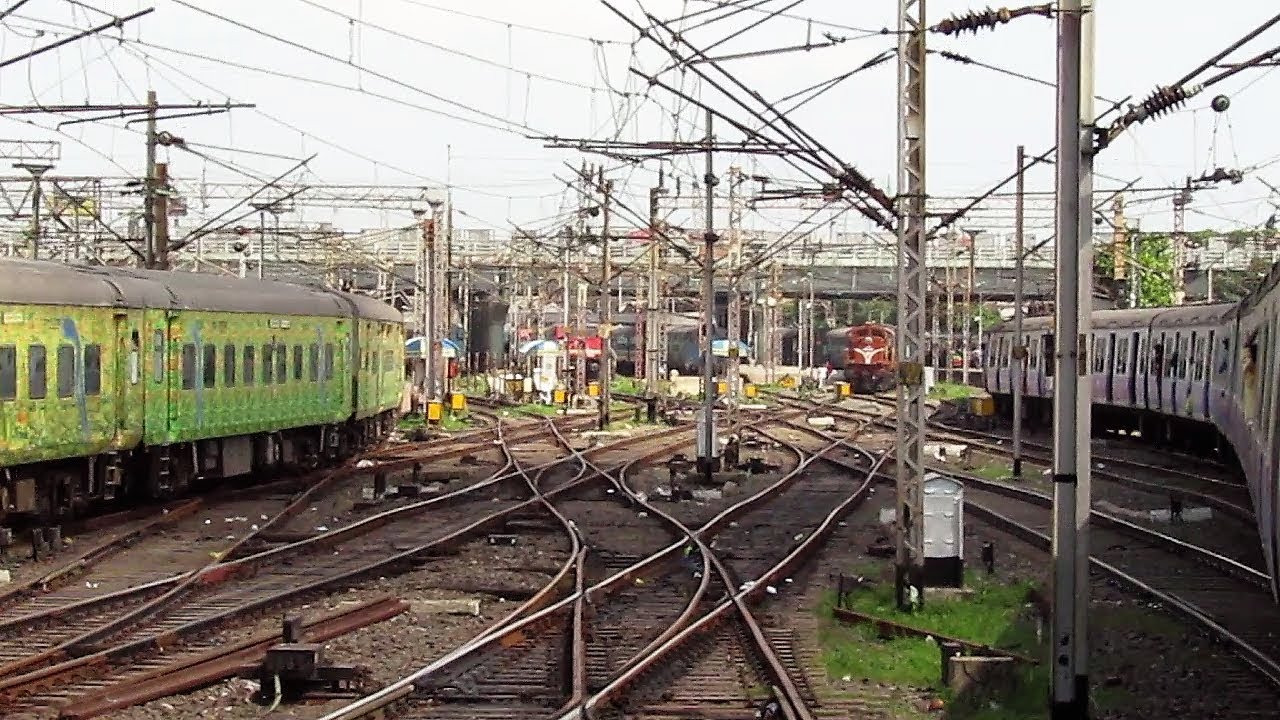 Entering Howrah station With New Delhi Howrah Duronto express meeting with Humsafar and Rajdhani Exp