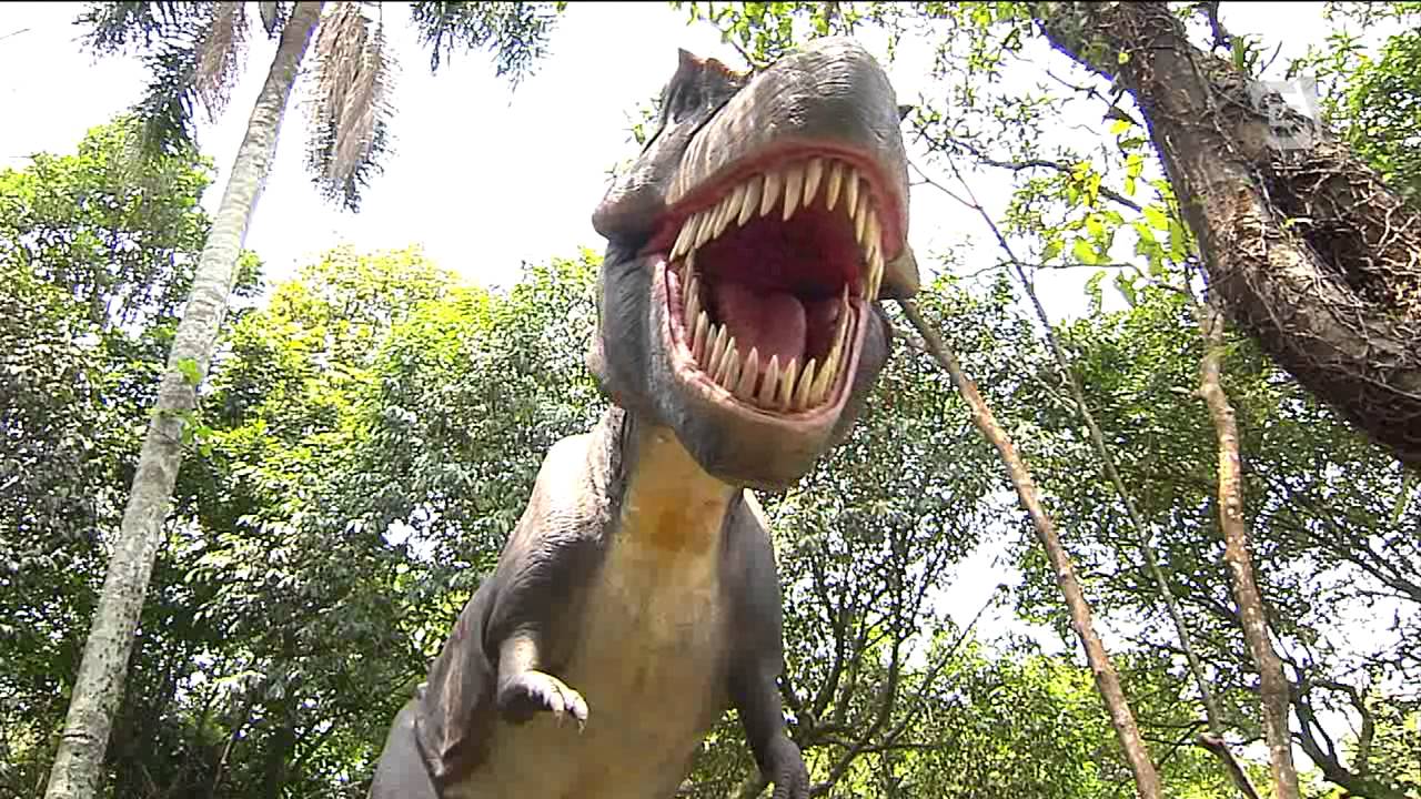 Zoológico expõe réplicas de dinossauros