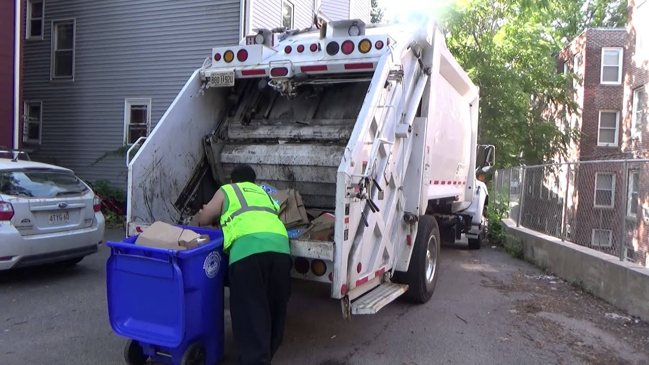 Casella Waste Services /Big Truck Rental Ford F750 Heil PT 1000 rear loader