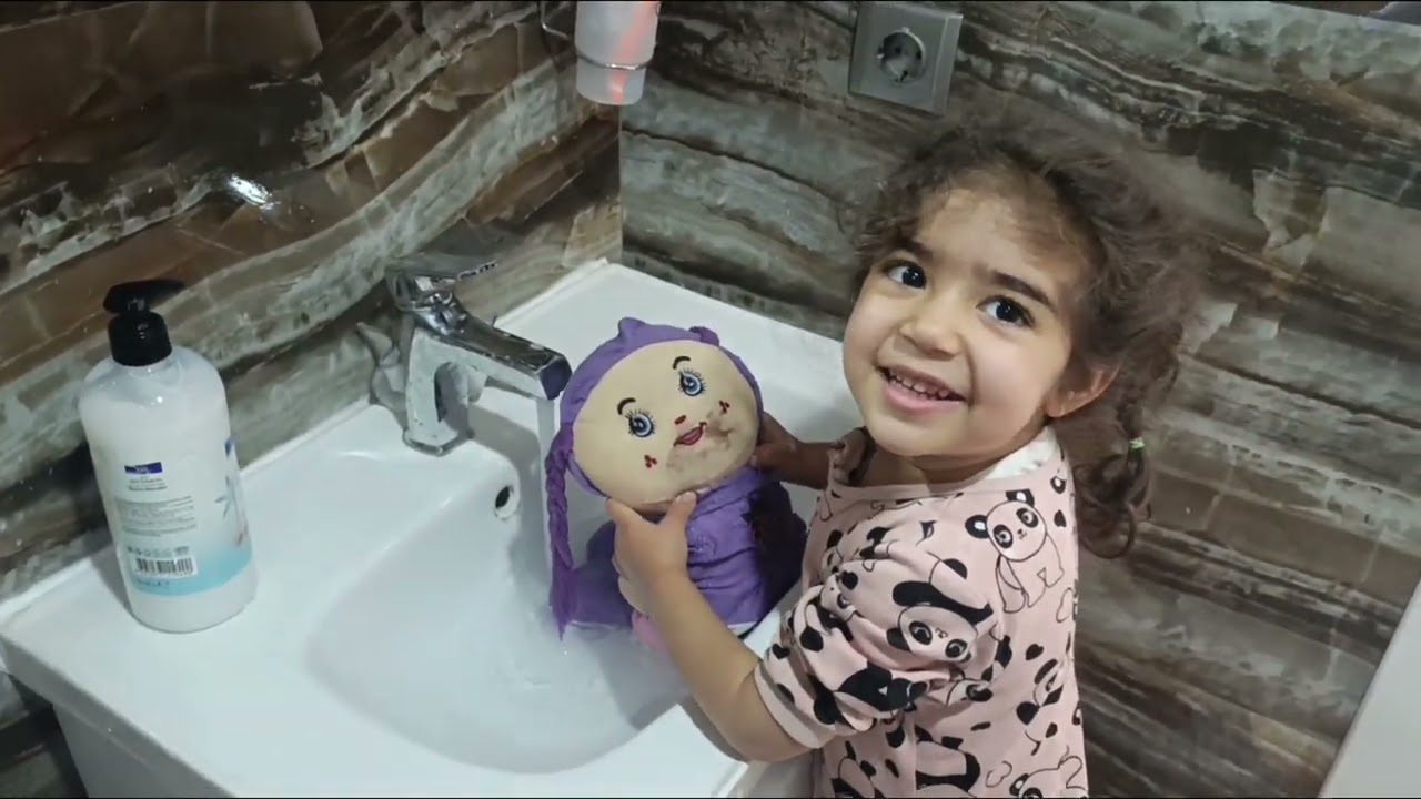 Zümra nın bebeği kirlenmişti zümra yıkadı#funnyvideo