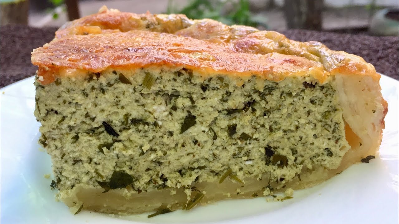 Вкуснейший пирог с щавелевой начинкой и хрустящей сырной корочкой.