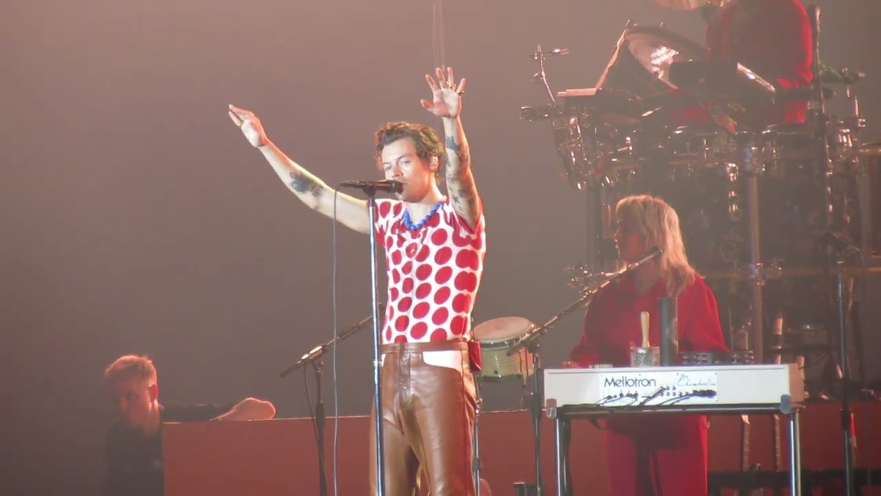 Harry talking + As It Was - Harry Styles - 1/7/22 - Telenor Arena - Oslo, Norway