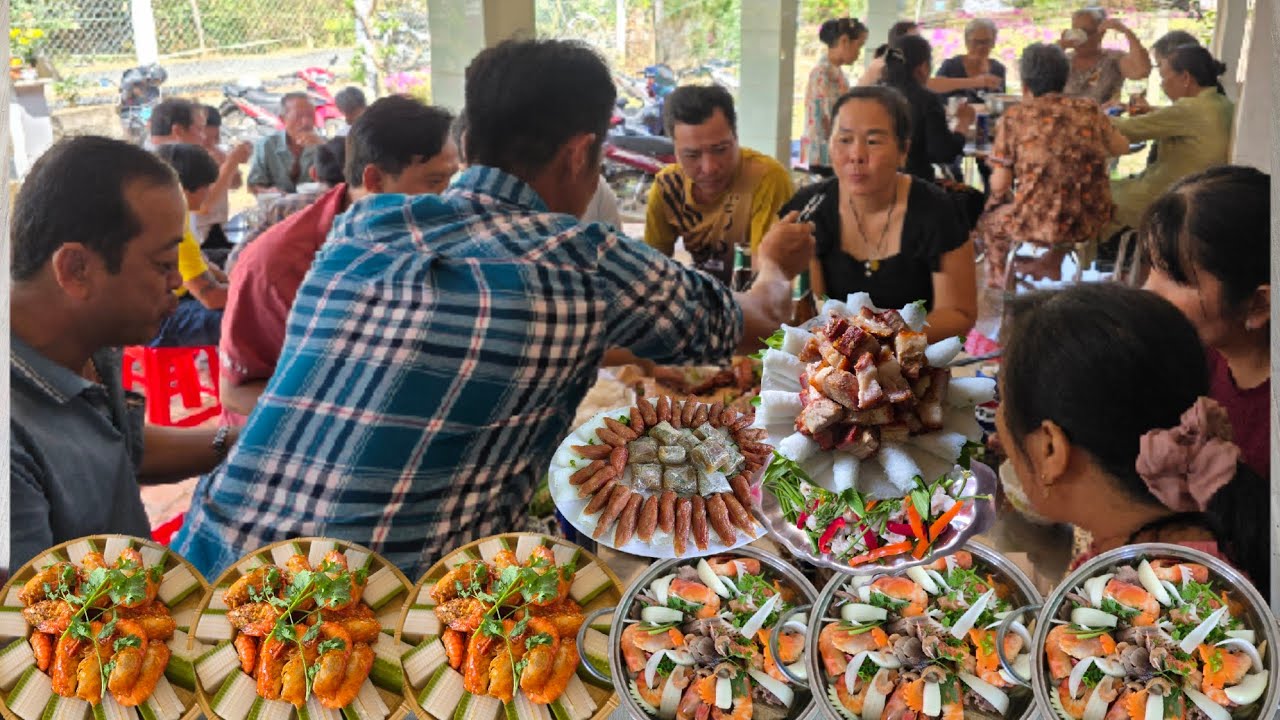Chị em và mấy cháu nhiều món ngon đãi bà con trong đám giỗ má chồng .CTMT 