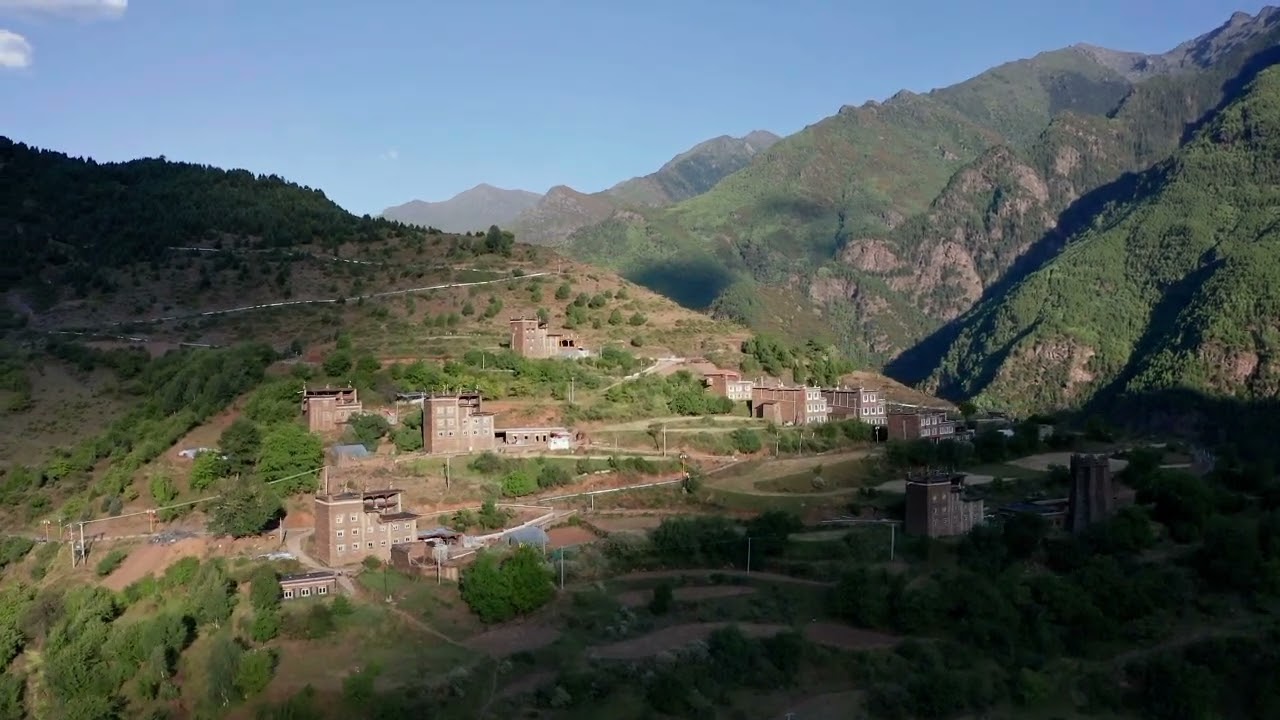 Aerial video of the Drapa ancient watchtowers in Dawu County, Sichuan&rsquo;s Garze