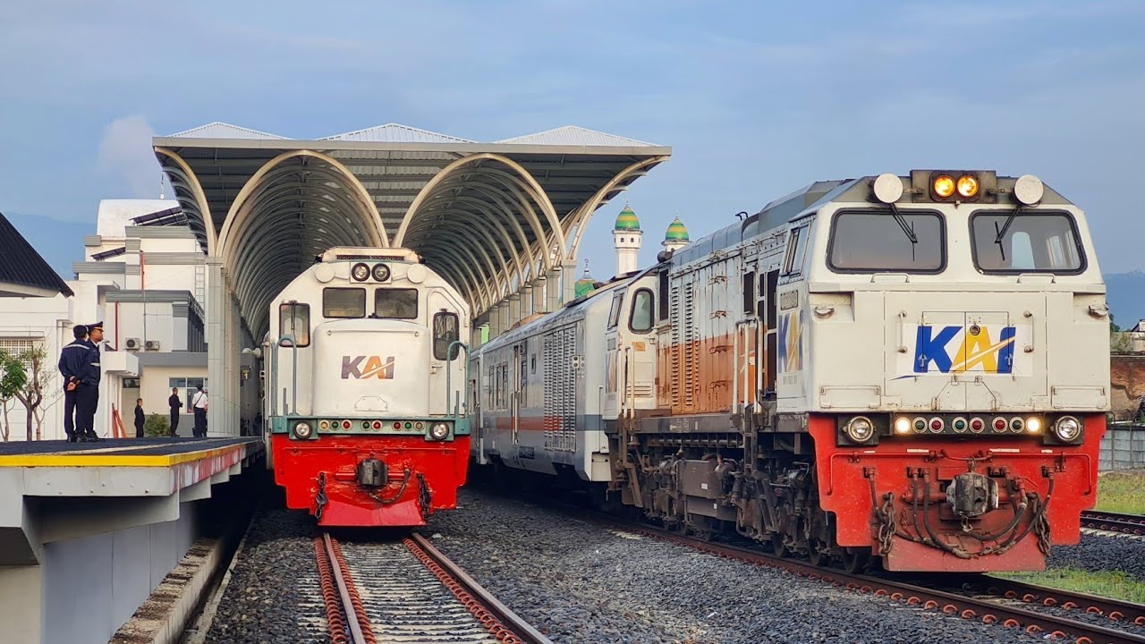 BEGINI KEGIATAN PAGI HARI DI STASIUN GARUT YANG SIBUK DIPENUHI KERETA API !
