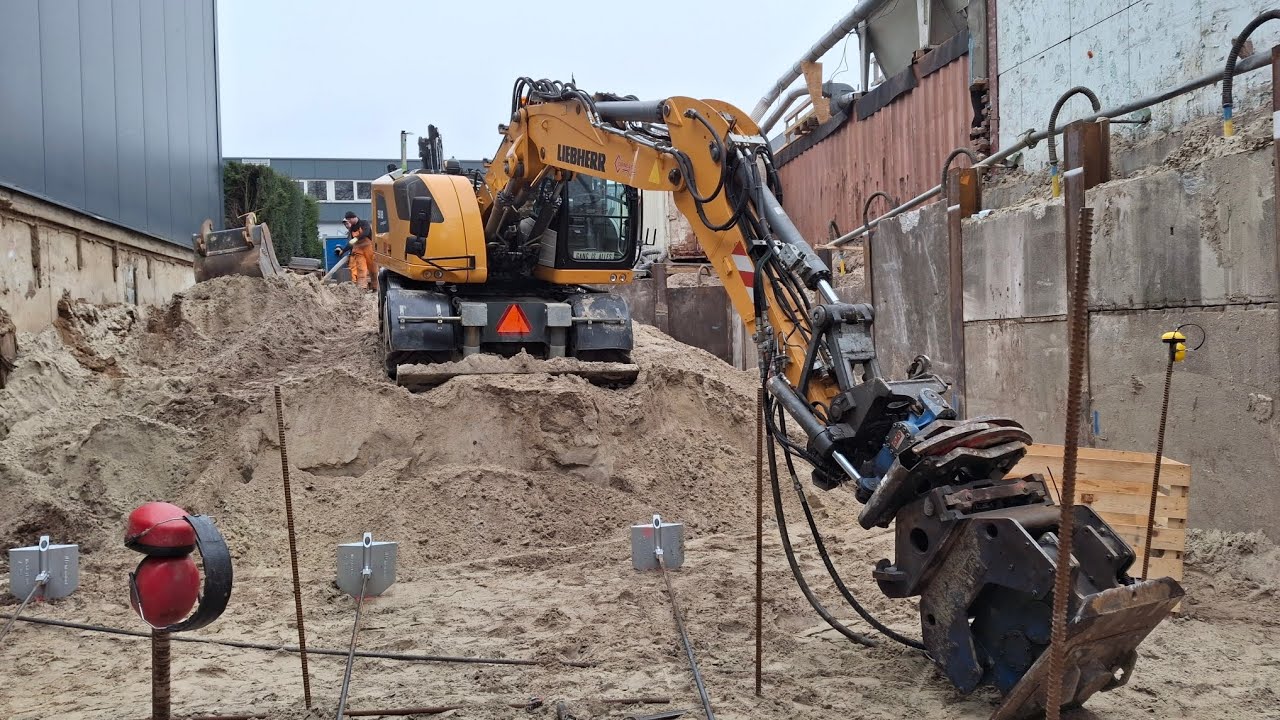 Liebherr 918 Compact klapankers plaatsen tbv kelderbouw
