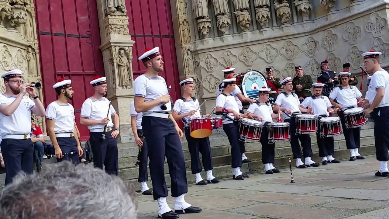 Le Bagad de Lann-Bihoué devant la cathédrale d'Amiens