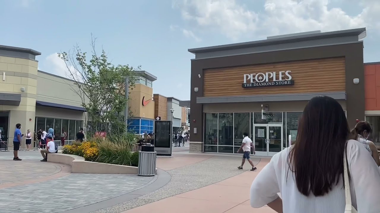 Toronto Premium Outlet Mall - Lululemon Pop-up | Tory Burch
