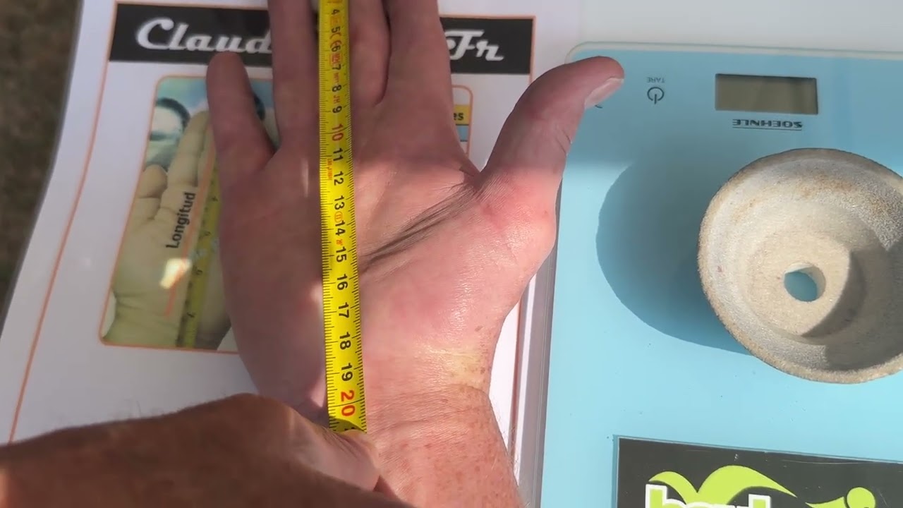 Измеряю руку для новой игры в петанк от Клода Пейна на стенде Boulanciel в Керлуане.