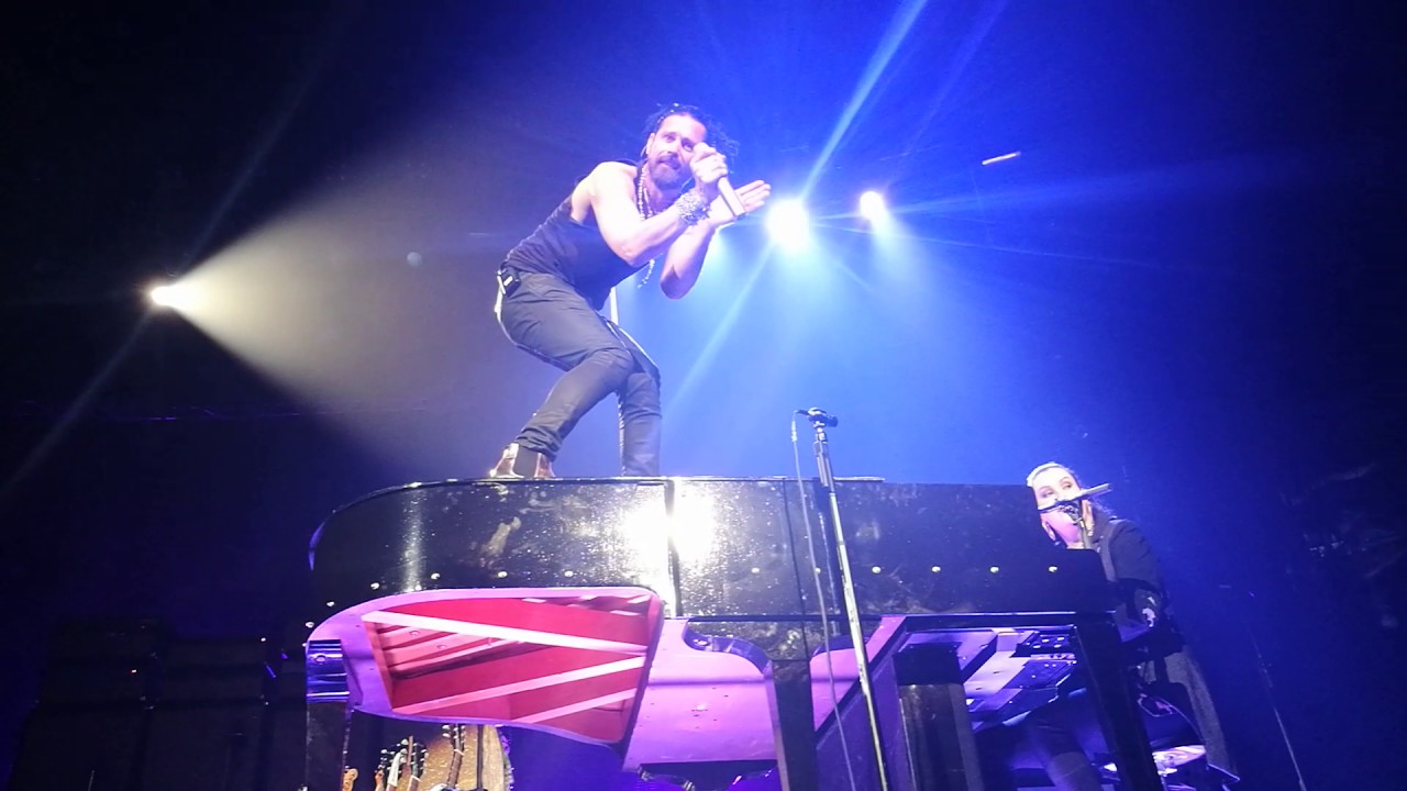 Lauri Tähkä - Rakasta rintani ruhjeille