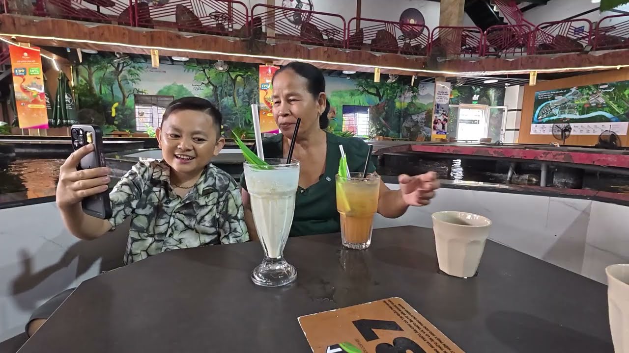 Lần Đầu Ti&ecirc;n Hải Dẫn D&igrave; 2 Đi Xả Stress & Bất Ngờ Nhận Được M&oacute;n Qu&agrave; Từ C&ocirc; Kh&aacute;n Giả || Hải T&iacute; Hon
