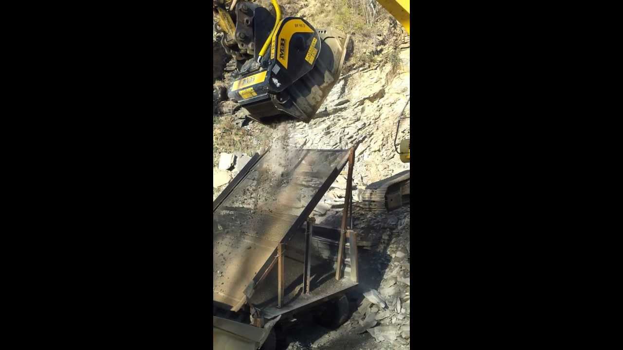 Godet concasseur Bucket Crusher MB BF90.3S2 dans une carrière de schiste Aveyron (12)