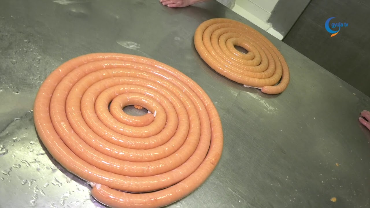 Így készül a gyulai lecsókolbász