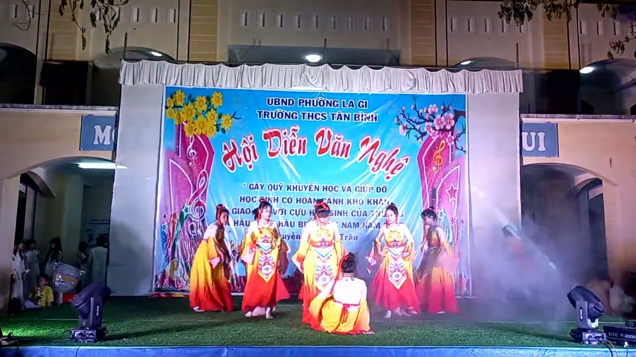 Nam quốc sơn hà, do các em lớp 7A, trường THCS Tân Bình, Lâm Đồng trình bày.
