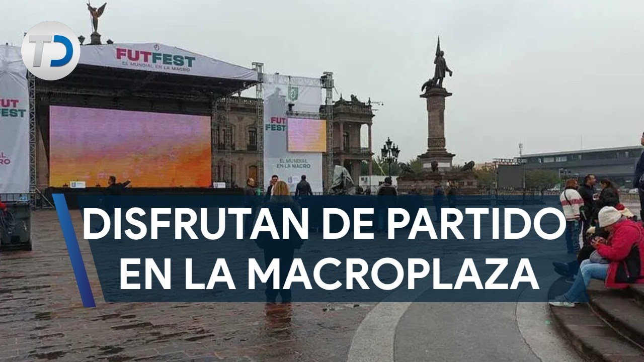 Regios arriban a la Macroplaza para apoyar a la Selección Mexicana