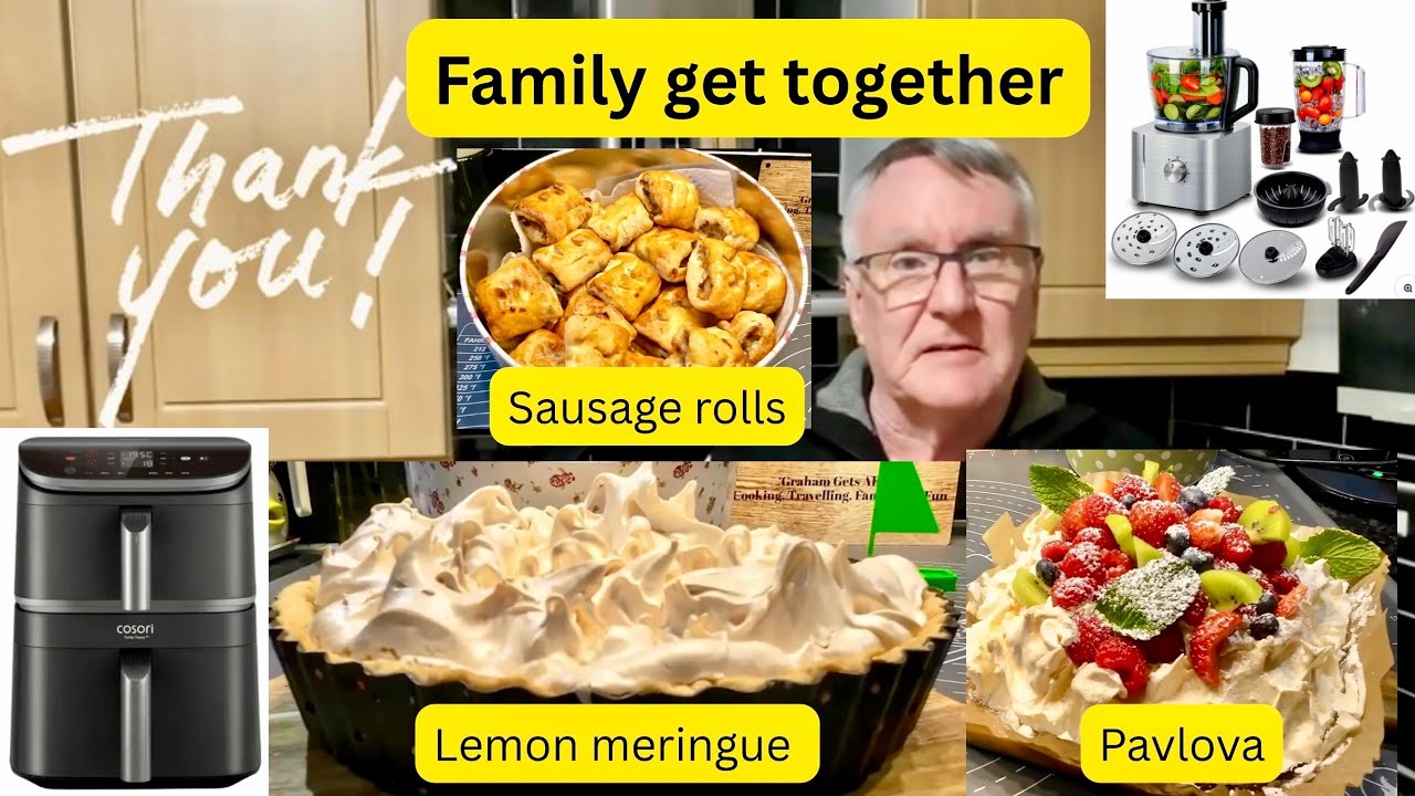 Семья собралась вместе, поэтому мы приготовили еду. Сосиски в тесте, лимонное безе, павлова.