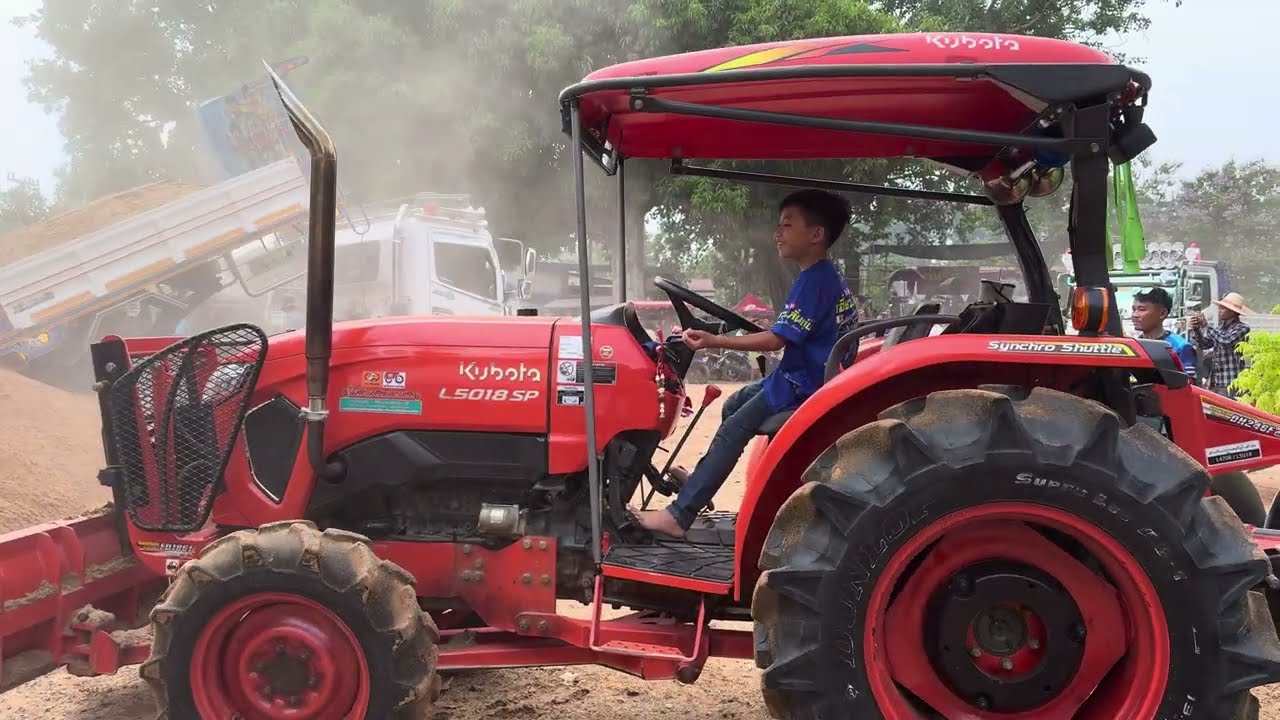 น้องซีโน่ขับรถไถดันทรายเก่งงงมากก