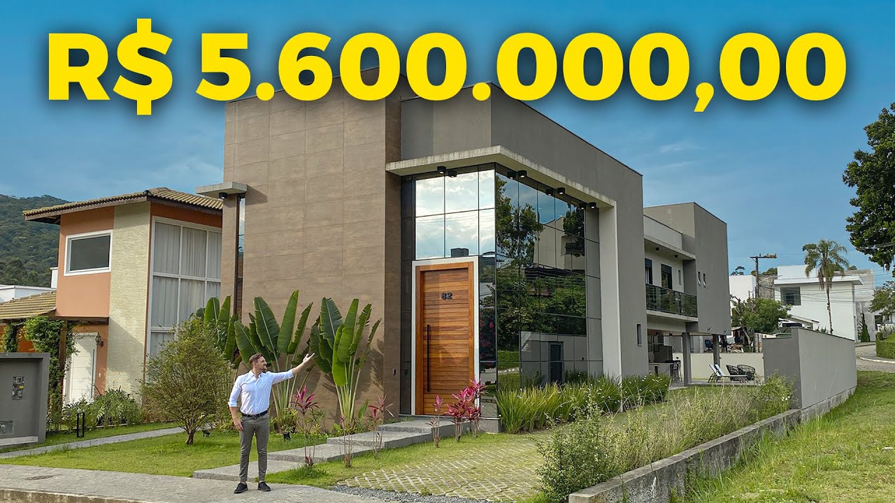 CASA SUSPENSA LUXUOSA DE R$5.600.000,00 COM VAGA PARA 8 CARROS EM BALNEÁRIO CAMBORIÚ
