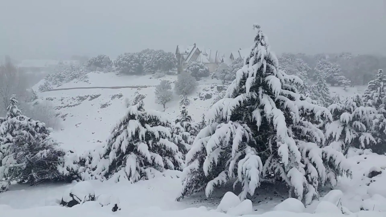 إفران كثافة الثلوج تغطي شوارع المدينة. ifrane Snowy season