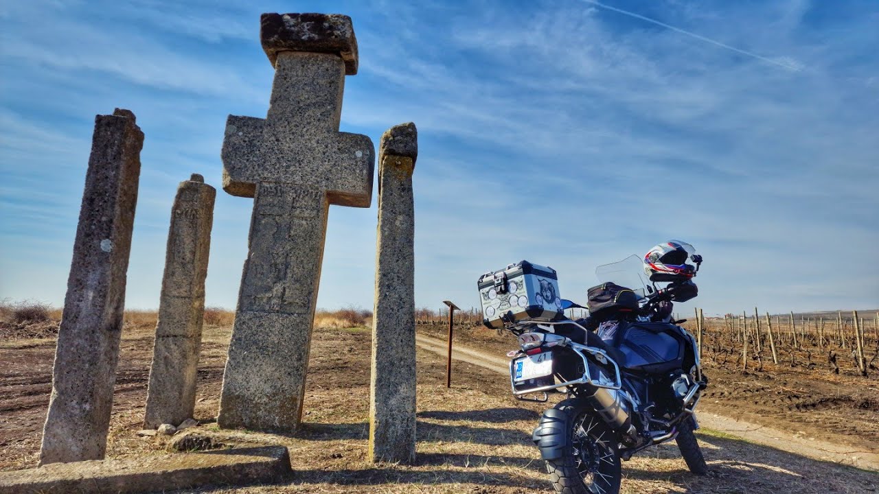 Cu motorul la Crucea Manafului și la Biserica dintr-o piatră
