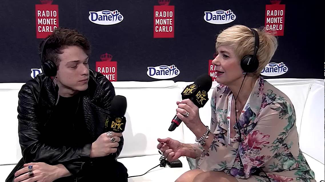 Irama: «Se uscissi senza i miei orecchini piumati mi sentirei nudo!»