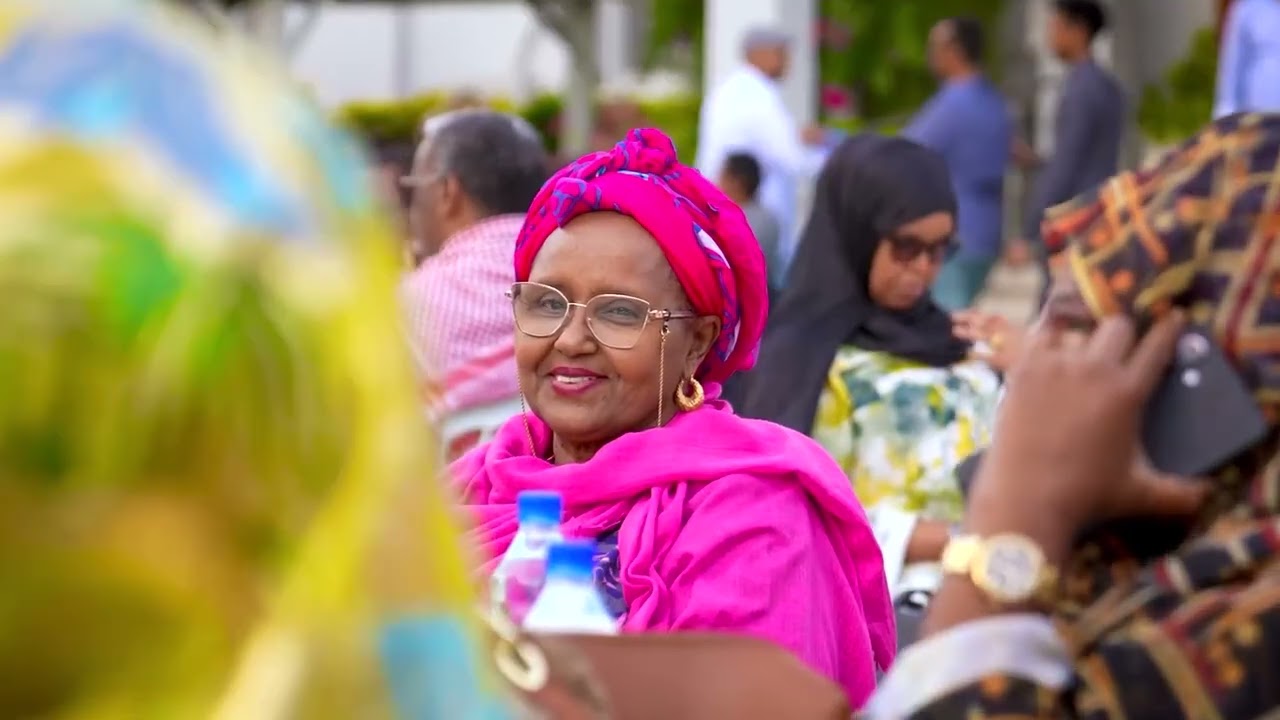 Madaxweynaha dawladda Puntland mudane Siciid Cabdulaahi Deni ayaa Muqdisho kulan kula qaatay bulshad