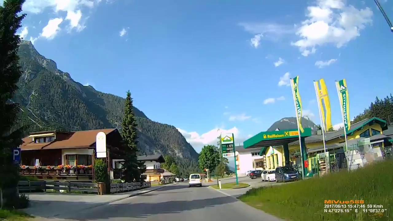 A: Kirchplatzl. Gemeinde Leutasch. Bezirk Innsbruck-Land. Ortsdurchfahrt. Juni 2017