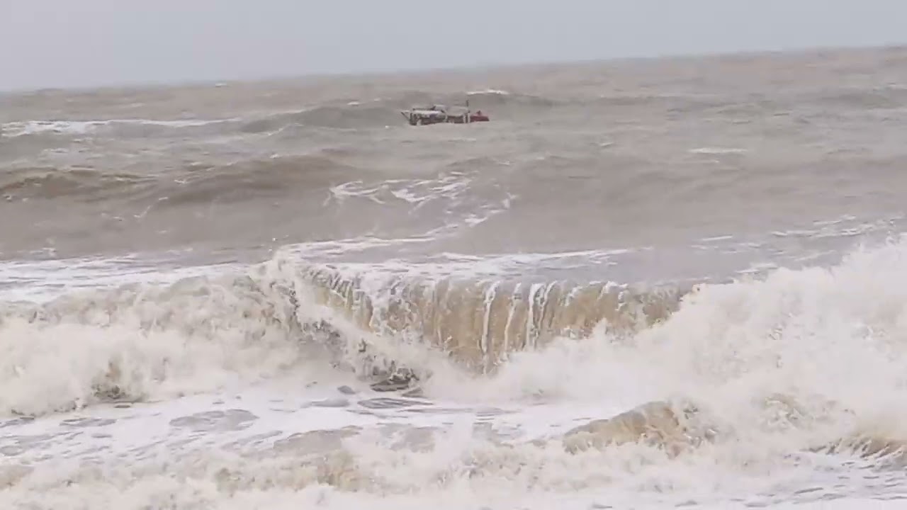 Saída de Barco com Mar agitado Em Farol de São Tomé