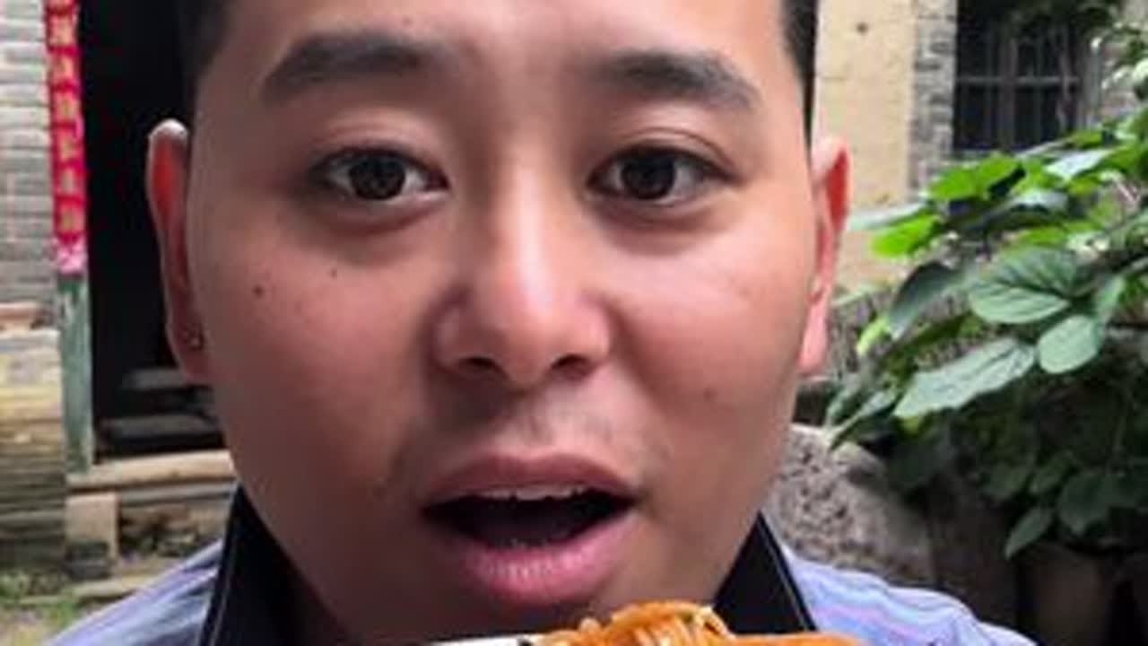 小时候总嫌弃故乡苍老破旧，可故乡从未嫌弃我年幼无知。长大后总 埋怨故乡离得太远，可故乡从未埋怨我迟迟不归。我把我的骄横无理留给了故乡，谦卑有礼送给了远方。可是远方并没有温柔待我，而故乡却从未离去...