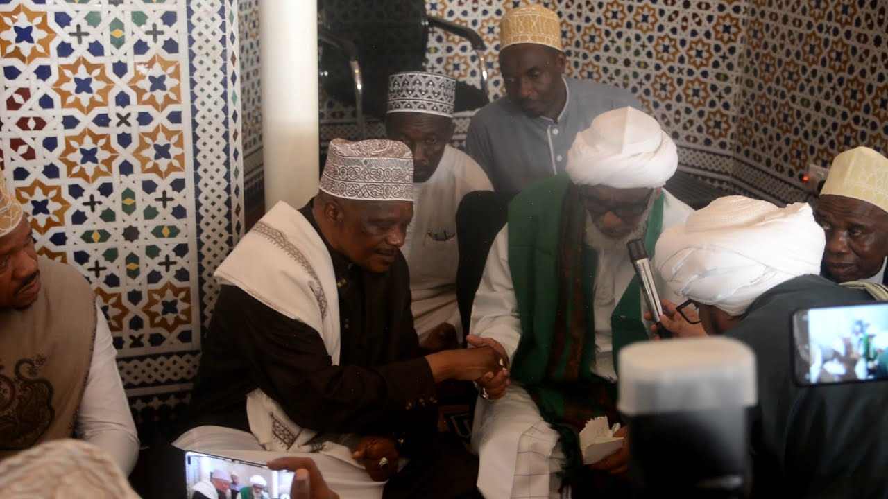 MUFTI WA TANZANIA SH. ABUBAKAR ZUBER APEWA IJAZA YA HABSHI NA ALHABIB ALI BIN ABDULQADIR, MSIKITINI