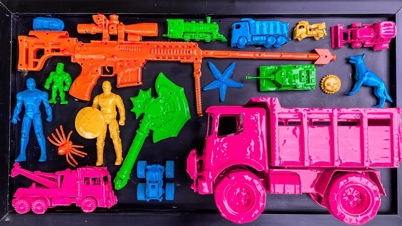 Membersihkan mainan mobil mobilan, mobil dump truck, mobil derek, mobil Jeep monster, buldozer.