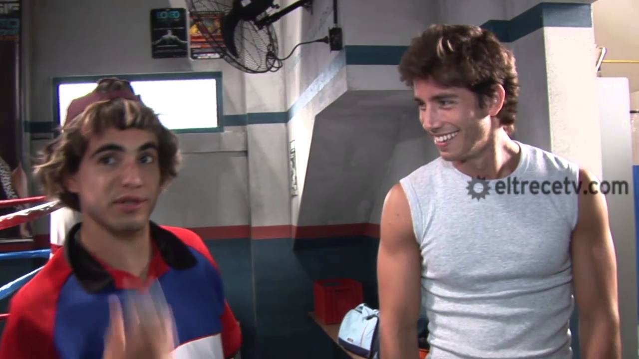 Luciano Castro y Victorio D'Alessandro, en una escena llena de tensión