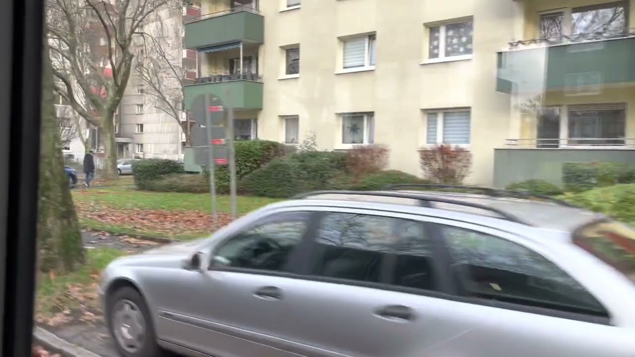 Fahrt mit der 910 durch Duisburg-Neumühl