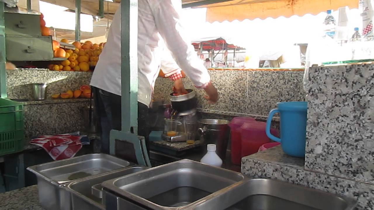 exprimidor de naranjas en la plaza de JMAA eL FNA en marrakech