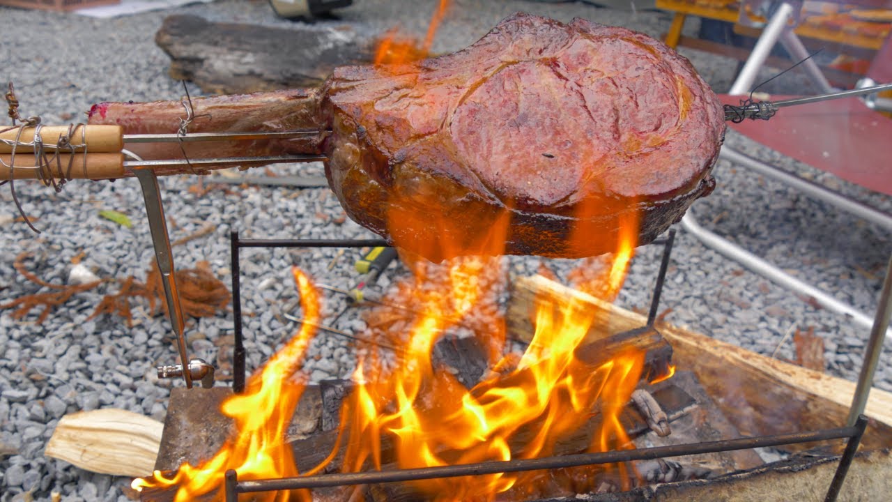 【モンハン肉焼きを実写で再現】巨大な骨付き肉を焚き火で焼いてみた！【キャンプ飯】【マンガ肉】