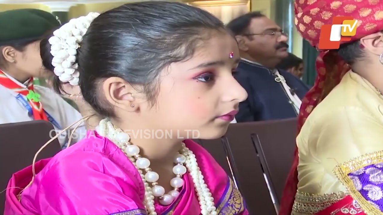 Prez Murmu interacts with students at Rashtrapati Bhawan