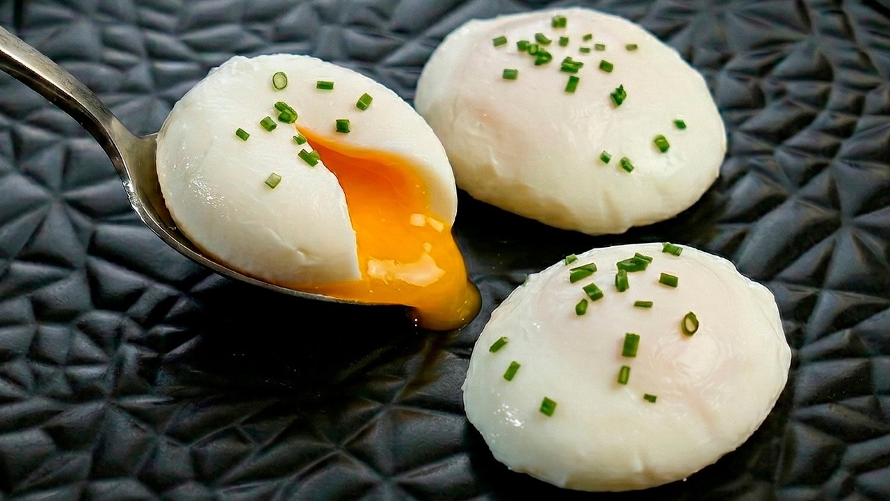 Wozu ein SIEB beim Eierkochen? 🍳 Der Trick für das perfekte verlorene Ei! 💫