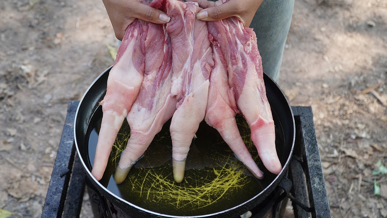 Deep Fried Pigs Tail / Crispy Pig Tails Cooking / Eating Crunchy Pig Tail
