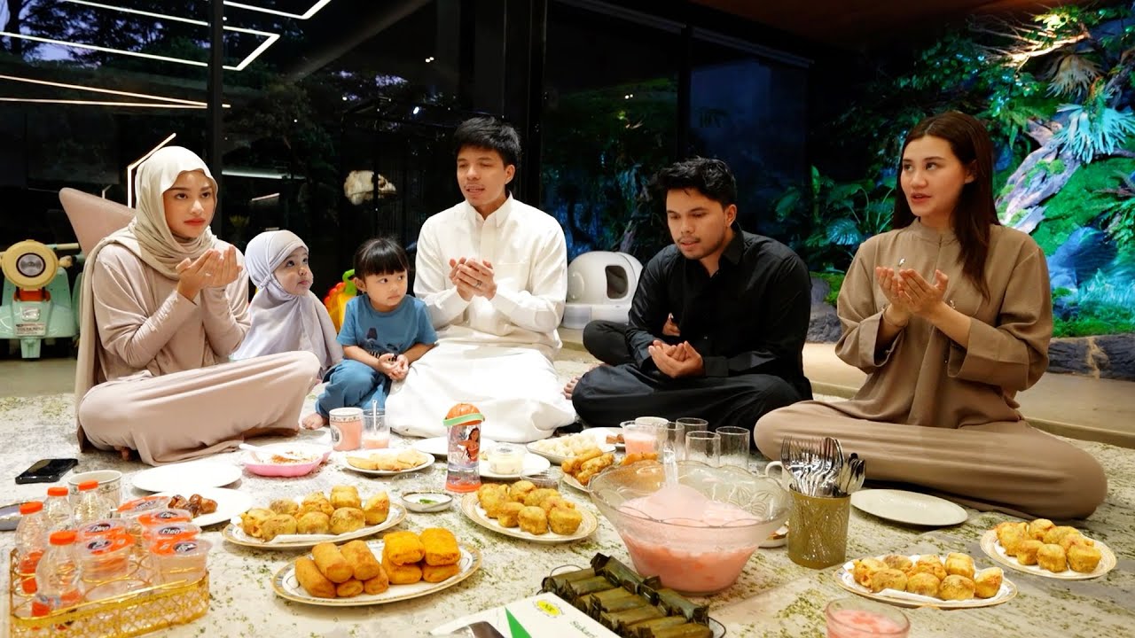 Bukber pertama AMEENA AALIYAH THARIQ Atta Aurel !! #TAFDAILY