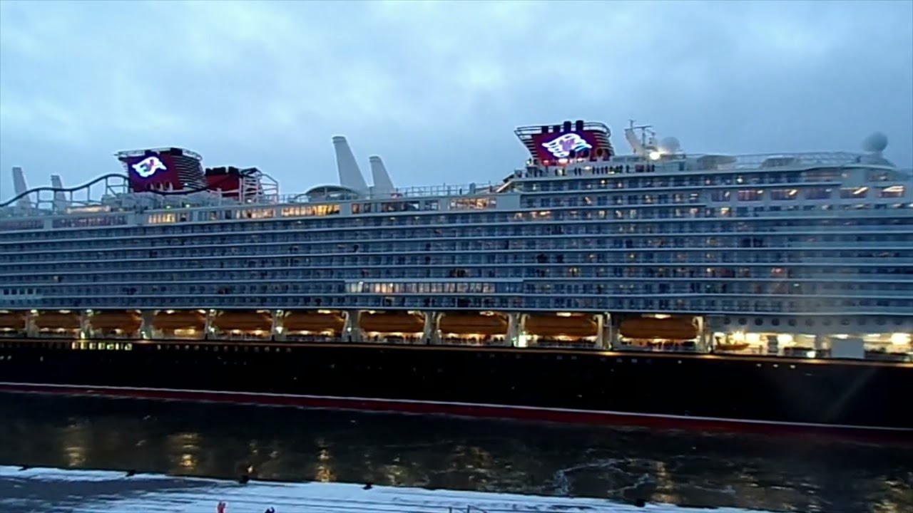 Die Disney Adventure verlässt zum letzten mal Bremerhaven und nimmt Kurs auf Freeport (Bahamas)