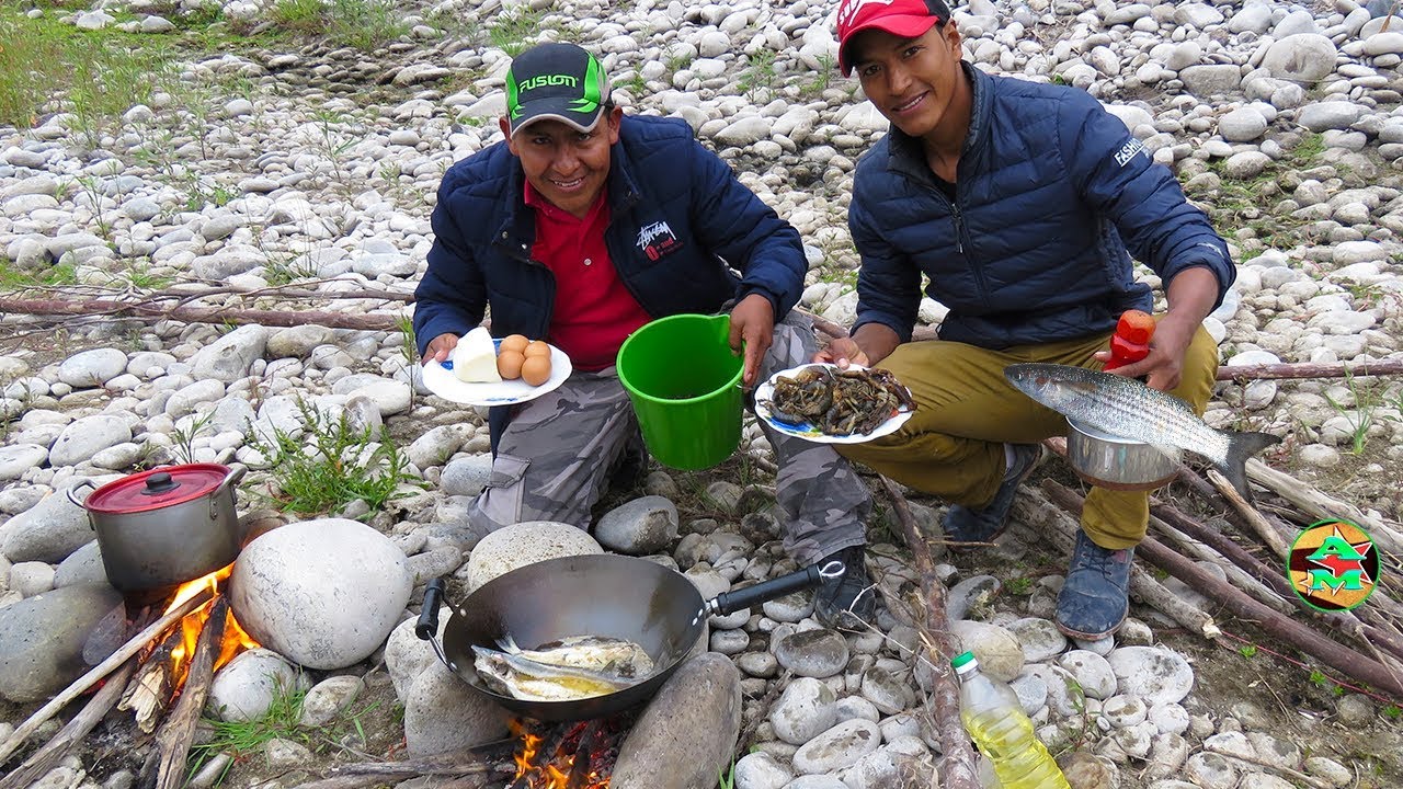 PESCADORES COCINANDO EN LA ORILLA DEL RÍO - PESCA Y COCINA